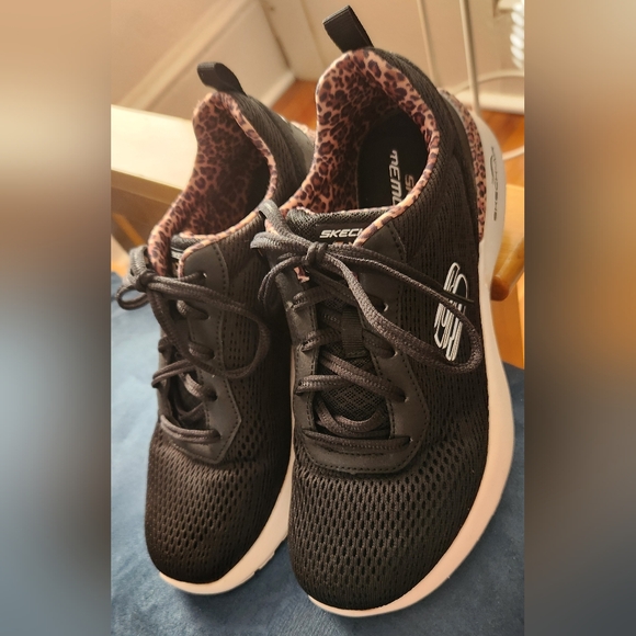 Woman’s size 8 Skechers "Skech-Air" tennis shoe, like new condition. - Picture 7 of 8